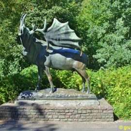 Bronzeplastik 'Röhrender Riesenhirsch' von Erich Oehme im Tierpark Berlin