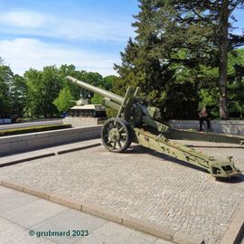 152-mm-Kanonenhaubitze am Ehrenmal