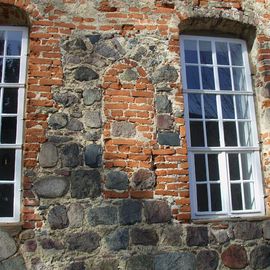 Vermauertes Fenster der alten Feldsteinkirche aus dem 14. Jahrhundert