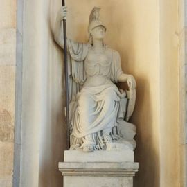 Skulptur der Minerva im nördlichen Torbogen