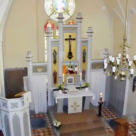 Kanzel (l) und Altar