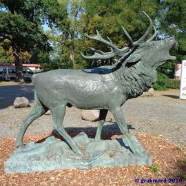 Bronze-Hirsch vorm Stadtpark-Tierpark