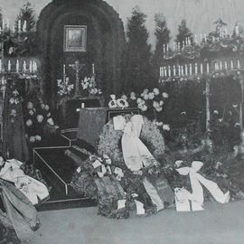 Aufbahrung von Kaiserin Auguste Viktoria 1921 im Antikentempel (aus "Das Buch der Kaiserin Auguste Viktoria" von 1928)