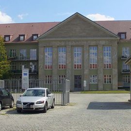 Hauptgebäude der ehemaligen Heerespionierschule Berlin-Karlshorst, dann sowjetische Kaserne, heute Wohnanlage