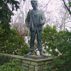 Bronzestatue Roter Matrose (von Hans Kies)