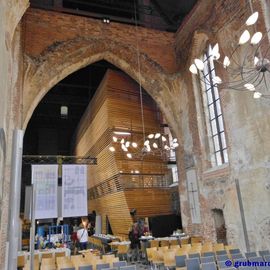 Einbau (Stadtbibliothek) im Kirchenschiff