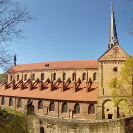 Klosterkirche von Süden, in der Mauer das württembergische Gefallenendenkmal