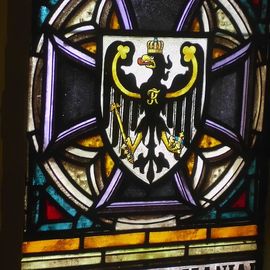 Eisernes Kreuz mit preußischem Wappen im Kirchenfenster