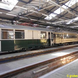 Historische Stra&szlig;enbahnen in einer Halle des Vereins im Stra&szlig;enbahnhof Wendenschlo&szlig;stra&szlig;e in K&ouml;penick