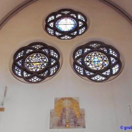 Fenster und Reste der urspr&uuml;nglichen Ausmalung im Altarraum
