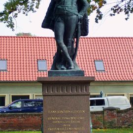 Denkmal für den preußischen Kavallerie-General Hans Joachim v. Zieten neben dem Brandenburg-Preußen Museum Wustrau