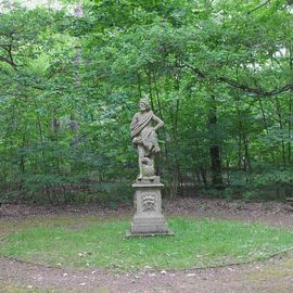 Zeus-Statue am Ende der Sichtachse vom Schloss durch den Park zum Wald