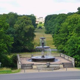 Sichtachse vom Ehrenhof des Schlosses Sanssouci zum Ruinenberg, vorn der Roß-Brunnen