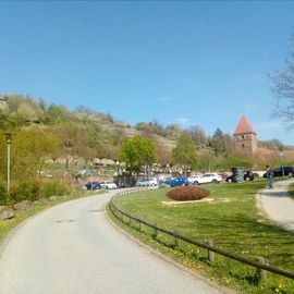 Blick vom Parkplatz Richtung Kloster (rechts) und Friedhof