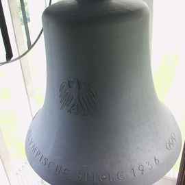 Neue Olympiaglocke im Glockenturm