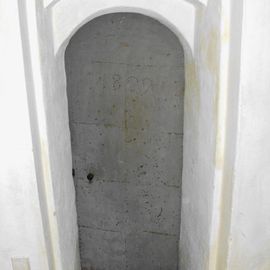 Tür mit Nagelspuren und der Jahreszahl 1822