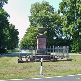 Kleines Denkmal am Beginn der Straße 'Am Denkmal' (Denkmalallee)