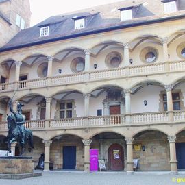 Arcadenhof des Alten Schlosses mit dem Reiterdenkmal für Herzog Eberhard im Bart