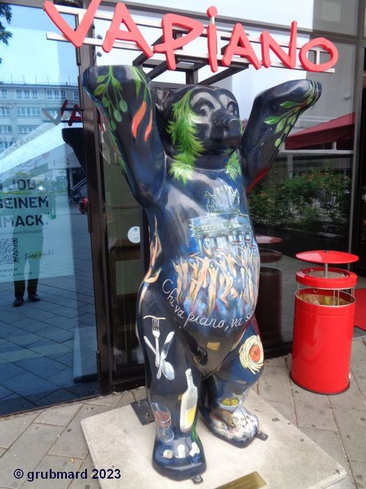 Buddy Bär vorm Vapiano-Restaurant am Berliner Alexanderplatz