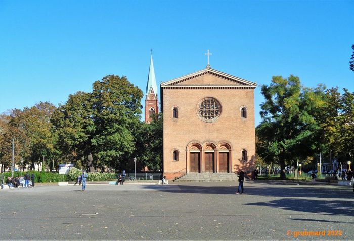 Alte Nazarethkirche Wedding, im Hintergrund die Neue Nazarethkirche