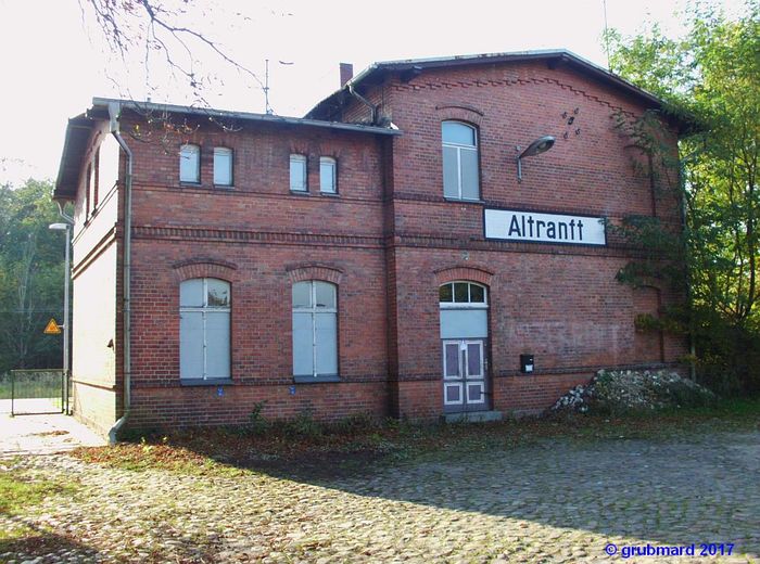 Aufgegebenes Bahnhofsgebäude Altranft - Straßenseite