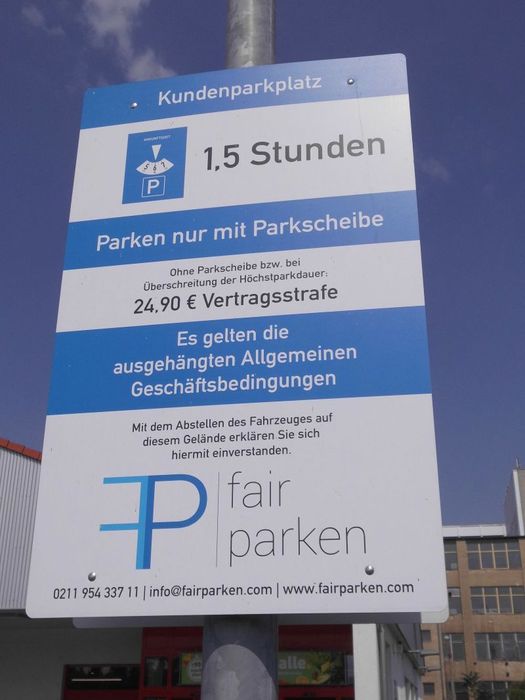 Eins von 11 Hinweisschildern auf dem Kundenparkplatz von Penny Wendenschloss in Berlin - kann keiner sagen, er hätte kein Schild gesehen!