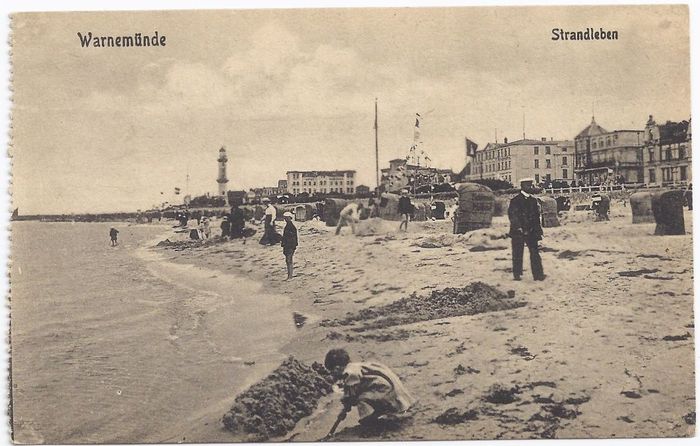 Postkarte Anfang 1920er Jahre: Leuchtturm vom Strand aus