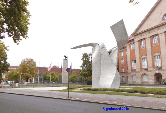 Siemens-Ehrenmal mit Libeskind-Skulptur und Siemens-Hauptverwaltung