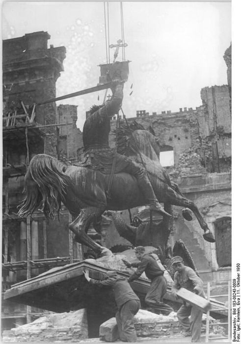 Demontage des Heiligen Georg 1950 im Berliner Stadtschloss. Quelle: https:commons.wikimedia.org This file is licensed under the Creative Commons Attribution-Share Alike 3.0 Germany license. Attribution: Bundesarchiv, Bild 183-08243-0009 Igel; Kemlein, Eva CC-BY-SA 3.0