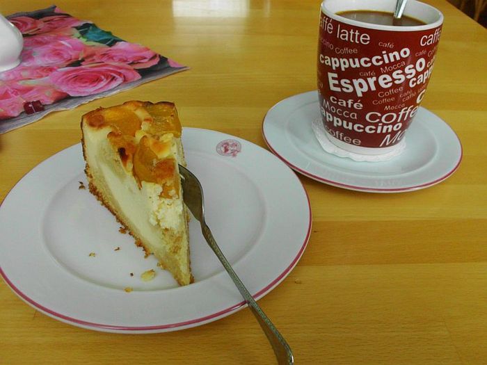 Pott Kaffee (2,80 €) und Käse-Mandarinen-Torte (2,30 €)