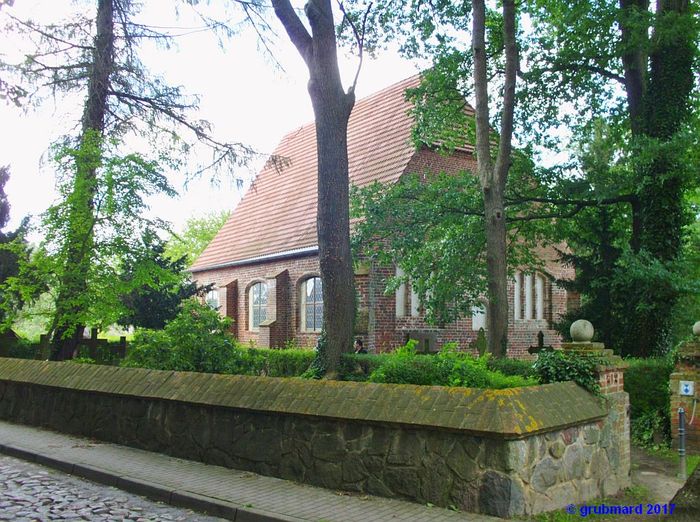 Dorfkirche Morgenitz mit Kirchhof