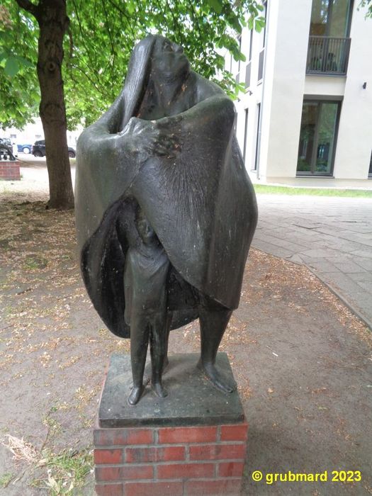 Bronze-Skulptur »Mutter mit Kind« in Berlin-Mitte