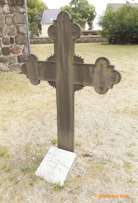 Erhaltenes historisches Grabmal auf dem Kirchhof