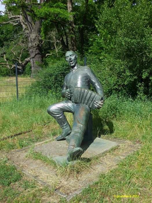 Bronze-Skulptur Harmonikaspieler im Köpenicker Bellevuepark