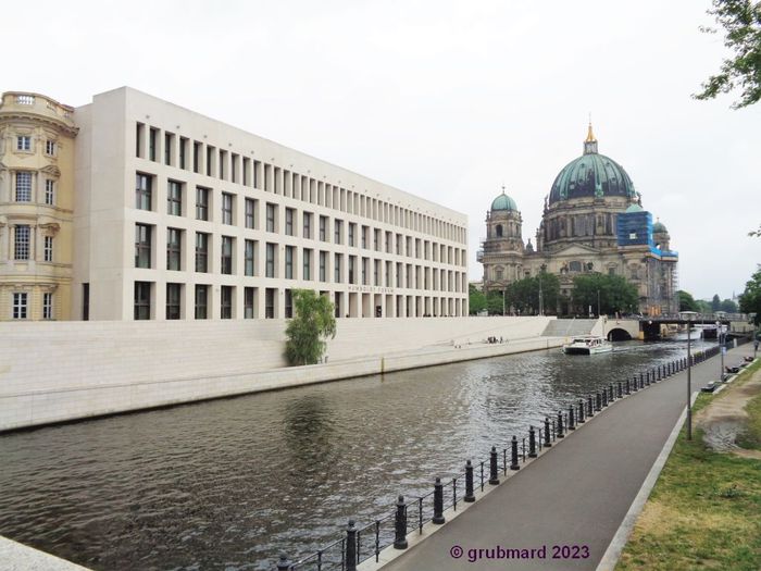 Berliner Dom von Süden mit Spree und Humboldt Forum