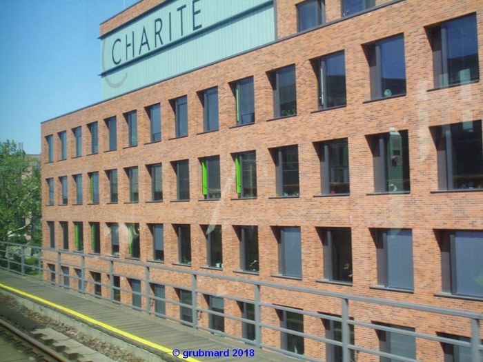 Charité-Neubaukomplex von der S-Bahn aus