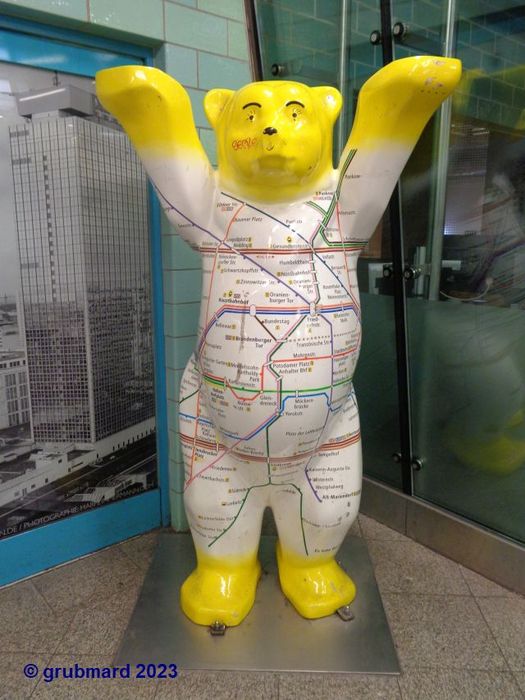 Buddy Bär im U-Bahnhof Alexanderplatz