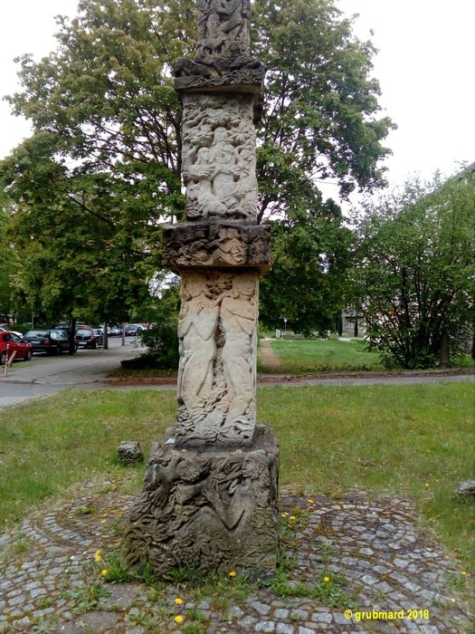 Relief-Stele 'Lebensfreude' vorm Krankenhaus Köpenick