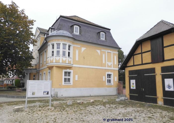 Schloss - Herrenhaus Kitzen von Osten, rechts die restaurierte Garage