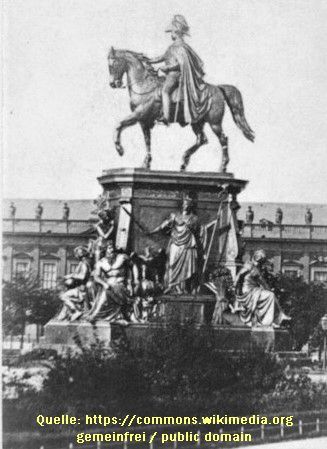 Historische Aufnahme: Reiterdenkmal für König Friedrich Wilhelm III. v. Preußen. Die Klio ist an der Frontseite des Sockels https://commons.wikimedia.org gemeinfrei/public domain