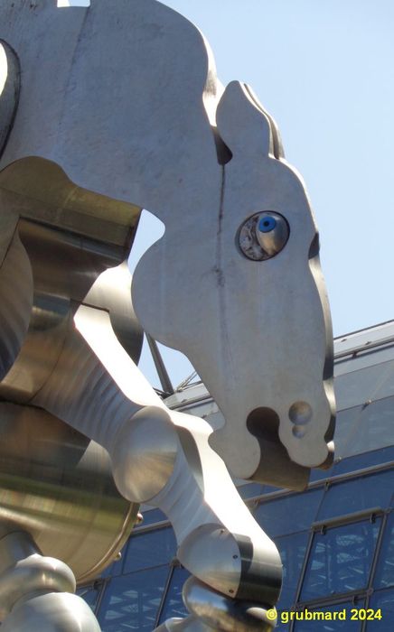 Metall-Skulptur »Rolling Horse« am Hauptbahnhof (III)