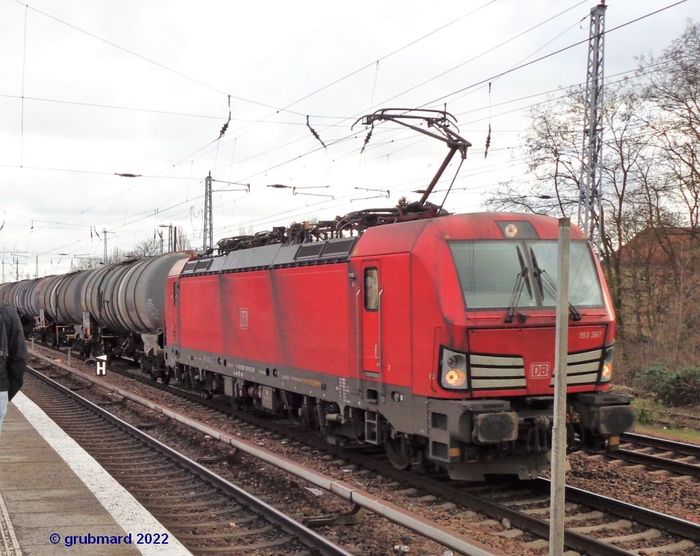 Elektro-Lok 193 367 von Siemens Vectron am Bahnhof Berlin-Köpenick vor einem Kesselwagenzug (12.2022)