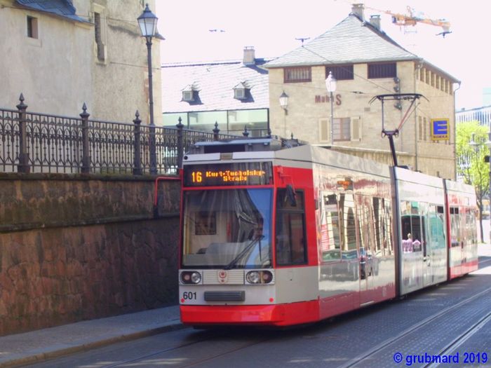 Straßenbahn der Linie 16 an der Marktkirche