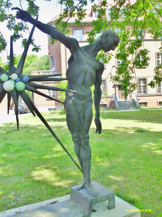 Bronzeskulptur -Nacht der Strahlen- in Berlin-Köpenick