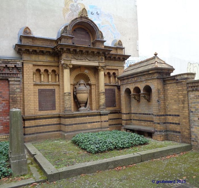 Familienbegräbnis des Stifterehepaars Moritz u. Bertha Manheimer (l) und des Ehepaars Eduard u. Henriette Lehwess (r) auf dem benachbarten Jüdischen Friedhof