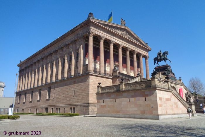 Alte Nationalgalerie Berlin mit Ukraine-Solidaritätsbeflaggung (04.2023)