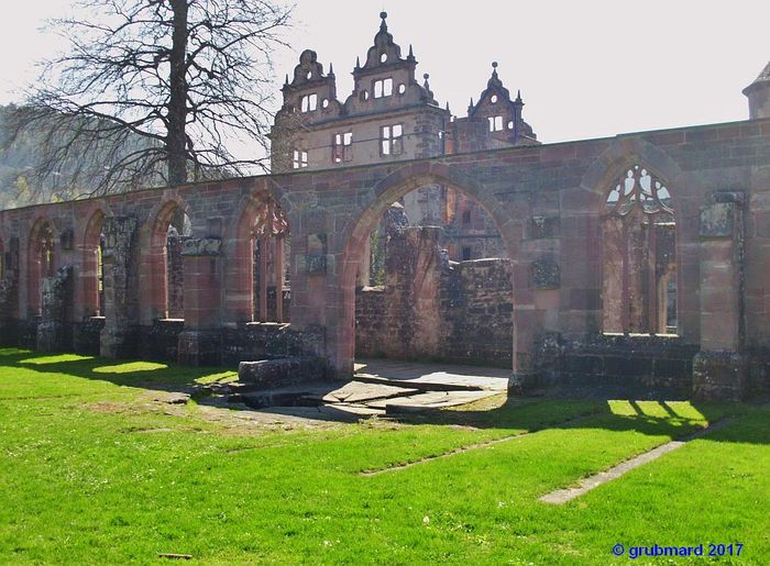 Kreuzgang. Vor dem großen Torbogen stand das Brunnenhaus. Im Hintergrund das Jagdschloss