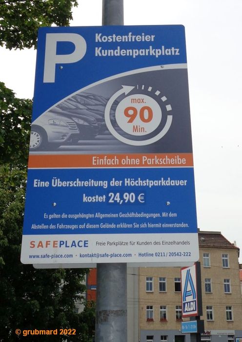 Gut sichtbarer Hinweis auf dem ALDI-Kundenparkplatz