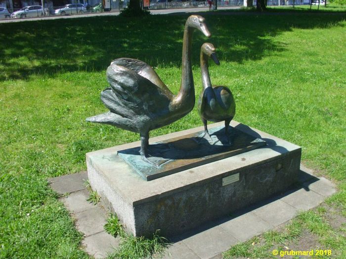 Bronze-Skulptur -Zwei Schwäne- in Berlin-Köpenick