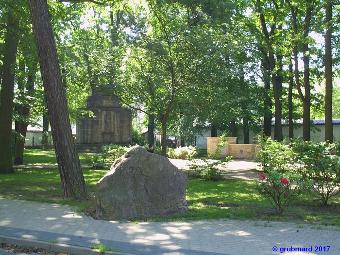 Gedenkhain Erkner mit den Denkmälern für die Opfer beider Weltkriege